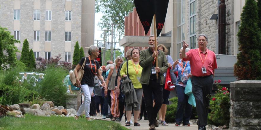 Class of 1970 parades through campus